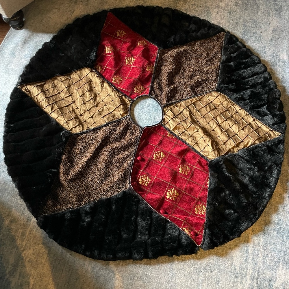 Michael Bellatramo Tree Skirt with 4 matching Stockings
